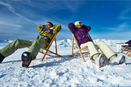 Two people relaxing in chairs during Apres-Ski