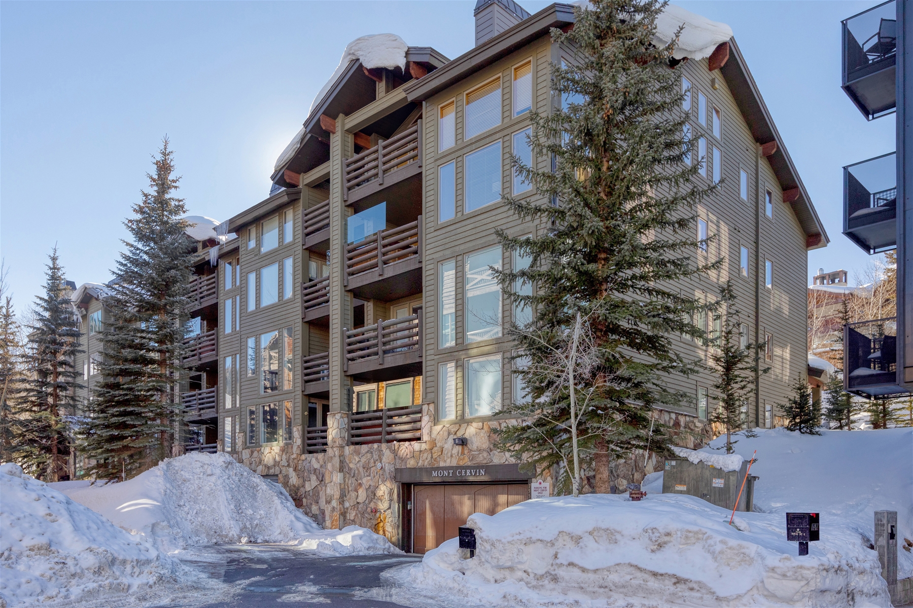 Mont Cervin Condominiums Exterior in Winter